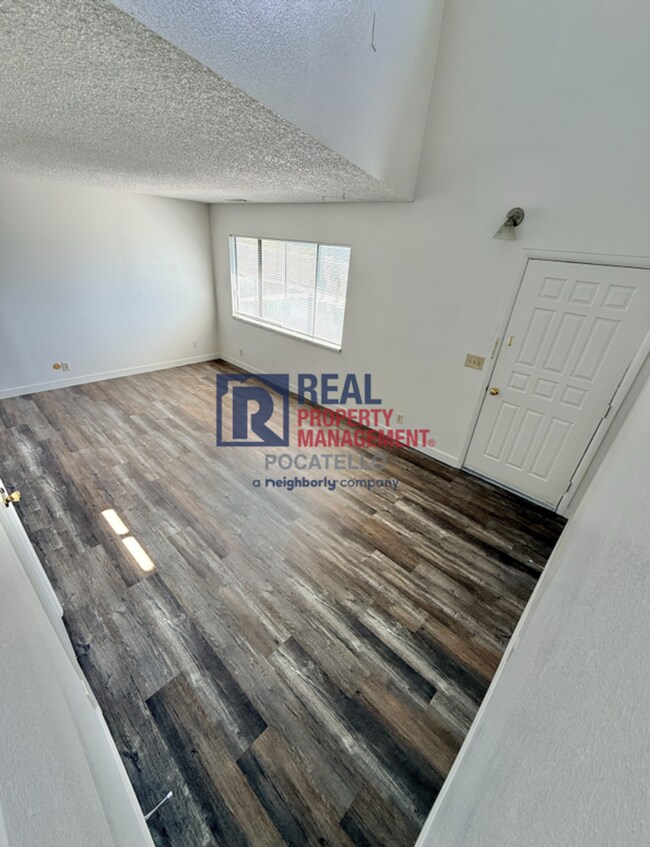 Building Photo - 3 bedroom 1.5 bath townhouse - 2 car carport