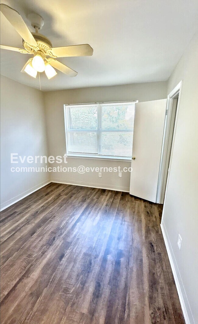 Building Photo - 1512 11th Ave N