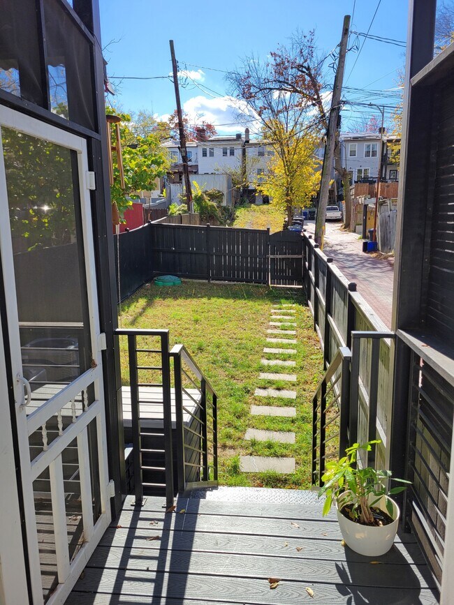 Building Photo - 724 Taylor St NW