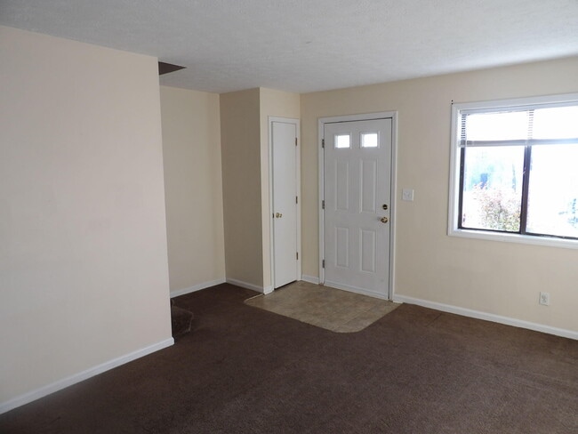 Building Photo - 65 Ashwood Ct