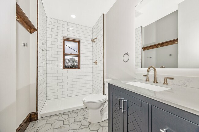 Building Photo - 2 College Ave