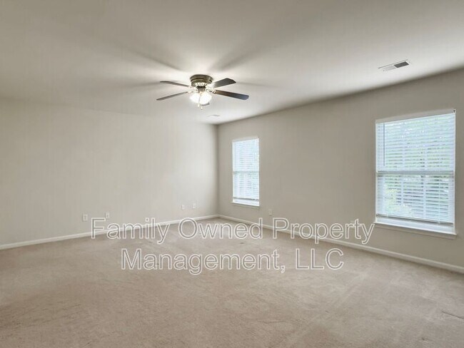 Building Photo - 8753 Red Oak Dr