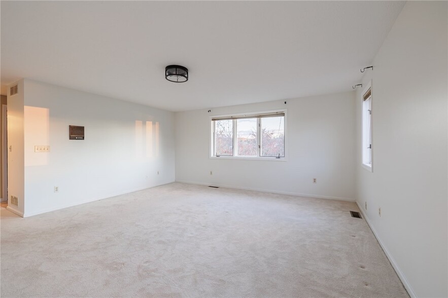 2nd floor master bedroom - 9 Glen Valley Dr