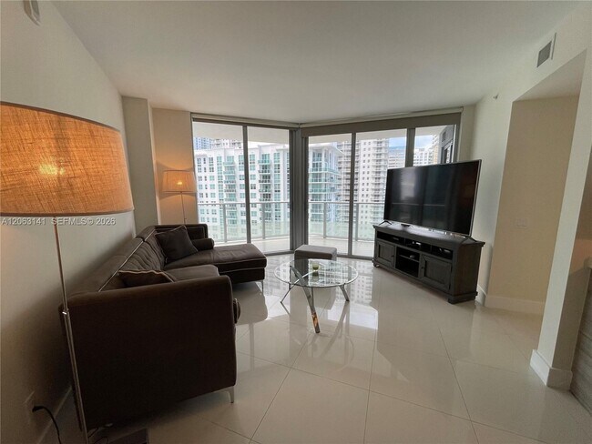 Building Photo - 1300 Brickell Bay Dr