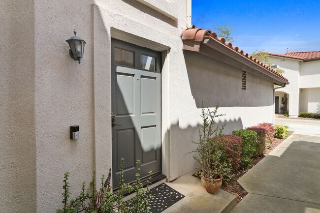 Building Photo - Beautiful Orange County Condo! Must See