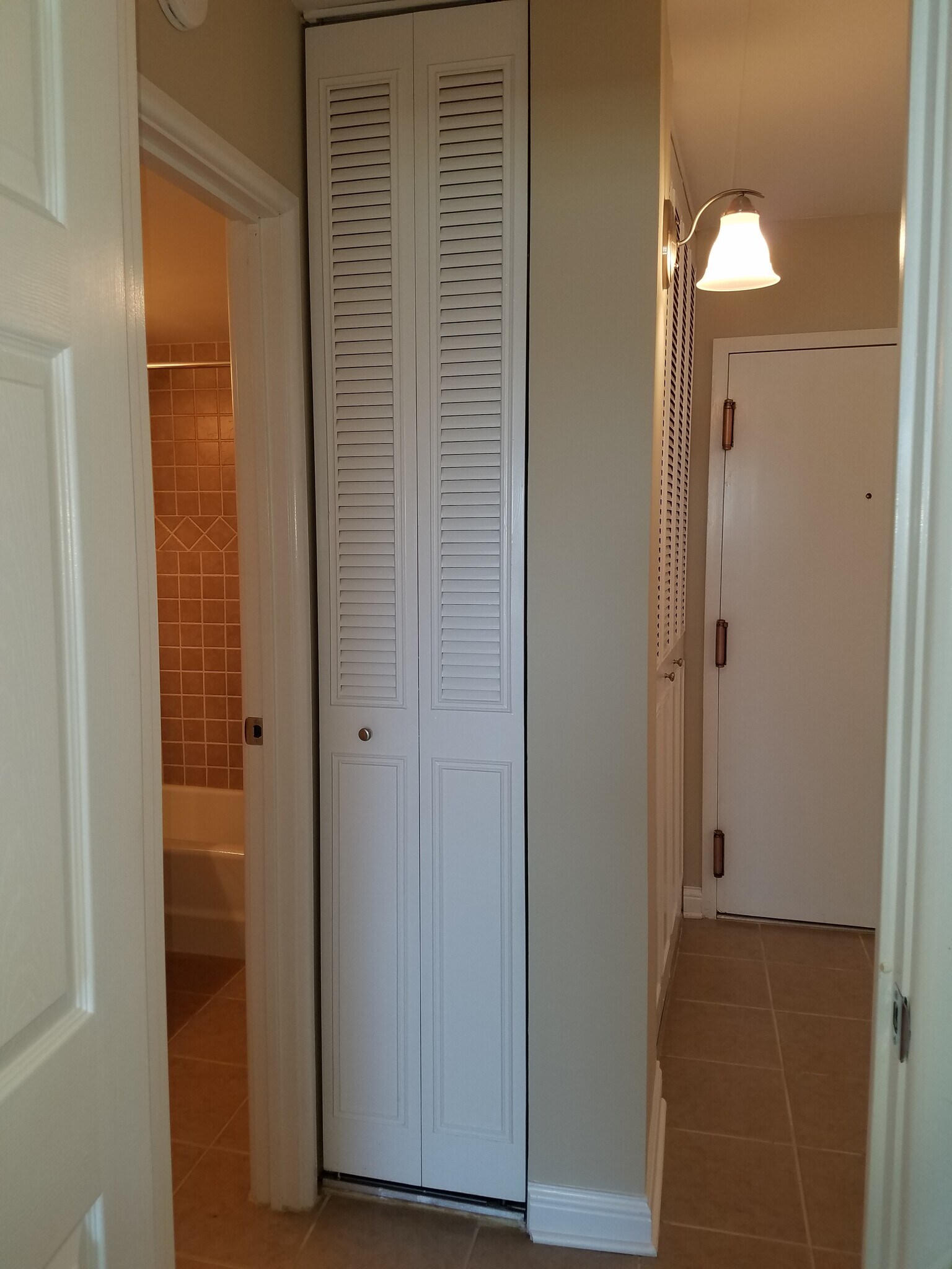 Building Photo - 580 Lawrence Ave