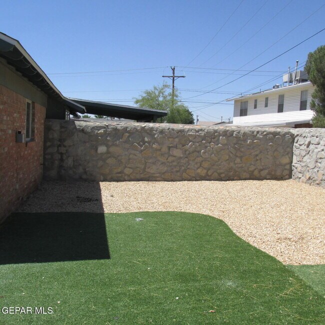 Building Photo - 2933 Wedgewood Dr