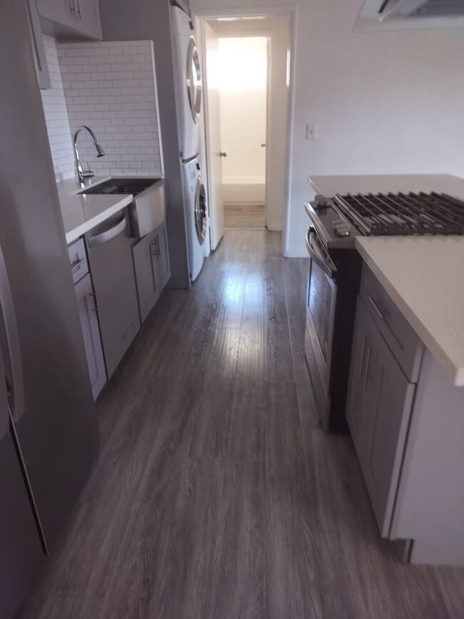 Building Photo - Top Floor Apartment, 1 Bed + 1 Car Garage, Long Beach