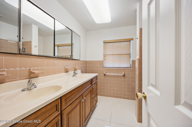 Building Photo - 382 Chester Dr