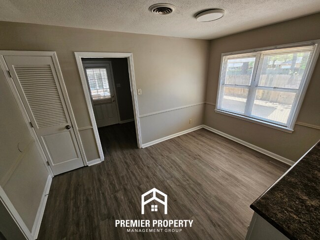 Building Photo - Massive 5BR/3BA Executive Home in East Memphis | Screened Porch & 2,200+ Sq Ft