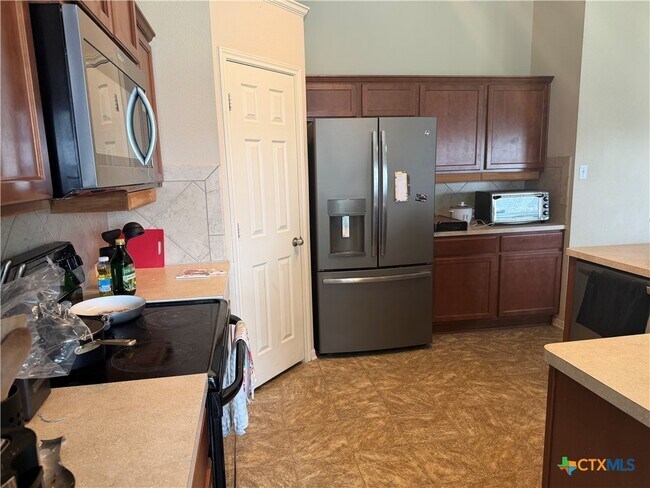 Building Photo - 5811 Alexandria Dr