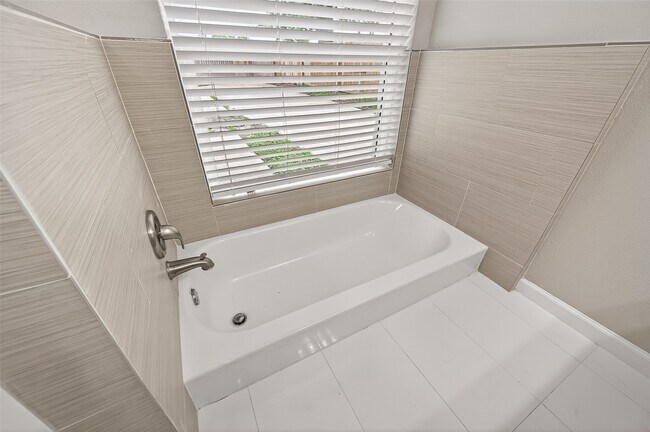 Building Photo - 7739 Antoine Dr