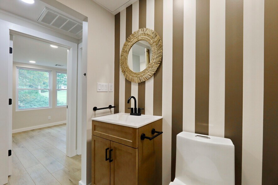 Building Photo - 205 Island Rd