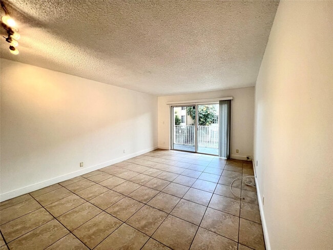 Building Photo - 5221 Geneva Ct