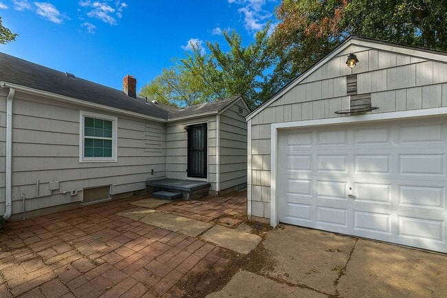 Building Photo - Charming 2 Bedroom 1 Bath Bungalow for Ren...