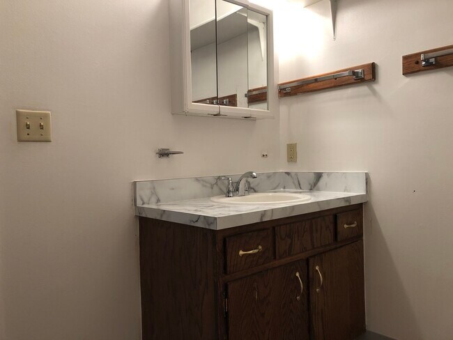 Building Photo - 2013 NW Hickory Ln