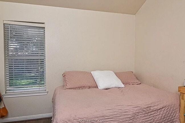 Building Photo - Newly Remodeled Unit!