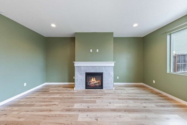 Building Photo - Large Recent Construction Home with Bonus Room!