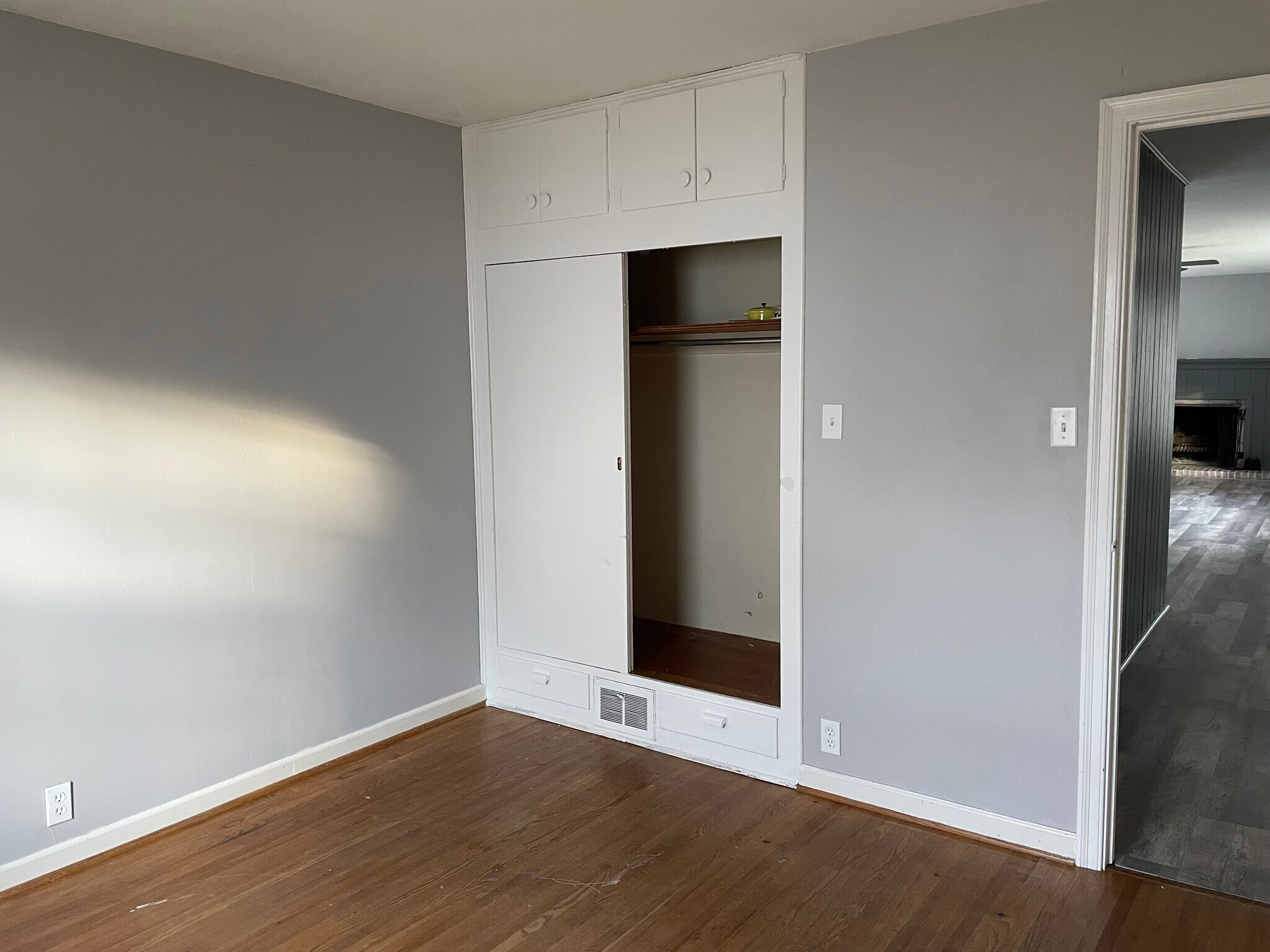 Building Photo - 526 Bank St