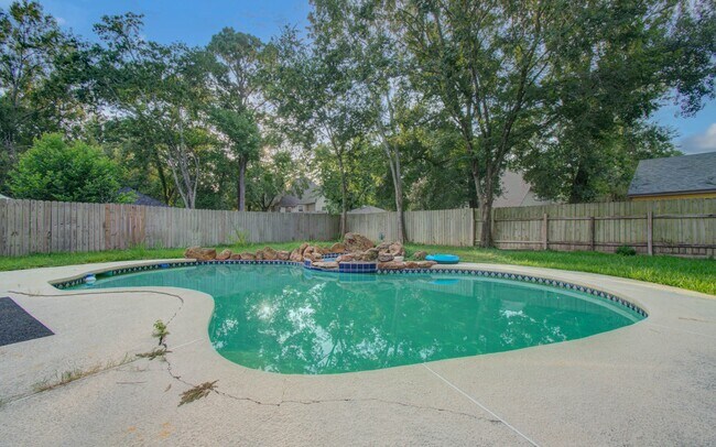 Building Photo - 536 Robert E Lee Dr