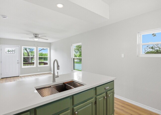 Building Photo - Fully Updated 2 Bedroom Home Near Randolph AFB