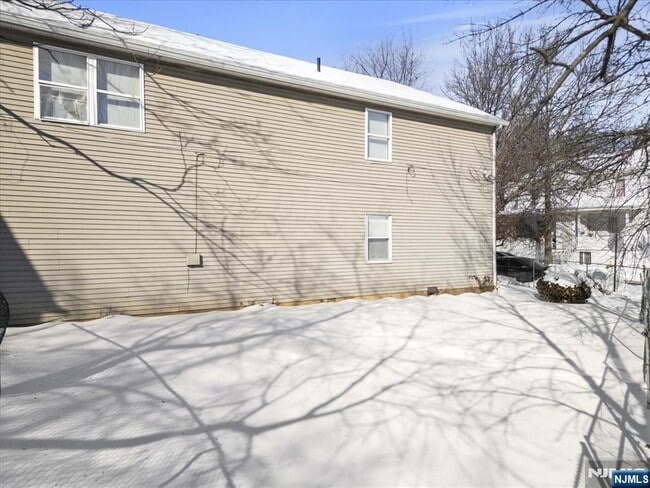 Building Photo - 17 Holsman St