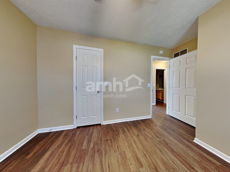 Building Photo - 18 Robin Way