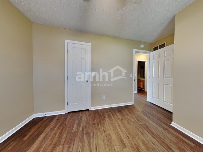 Building Photo - 18 Robin Way