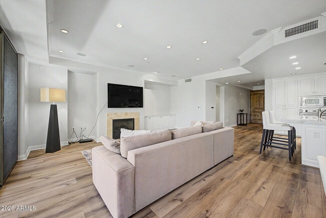 Building Photo - 7175 E Camelback Rd
