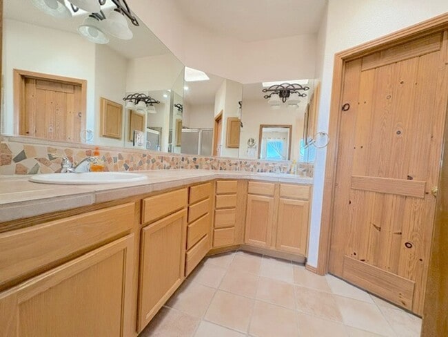 Building Photo - Immaculate 3 bedroom in Rio Rancho! Stunni...