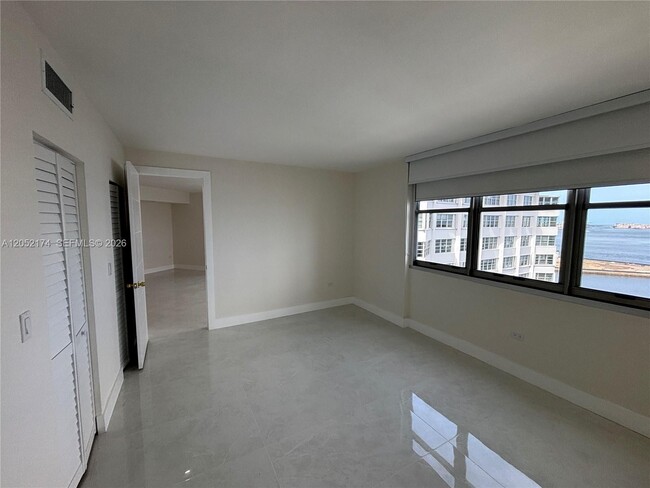 Building Photo - 999 Brickell Bay Dr