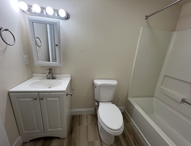 Full Bathroom - 620 Manatawny St