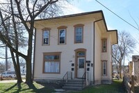 Building Photo - Spacious 1bed/1bath on main floor of with ...