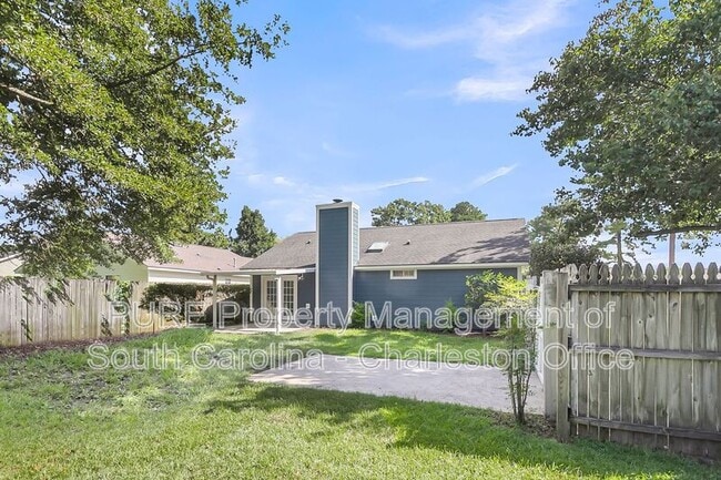 Building Photo - 9870 Levenshall Dr