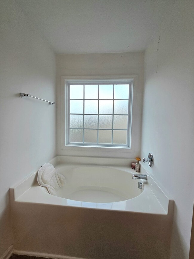 Building Photo - 525 Batty Way