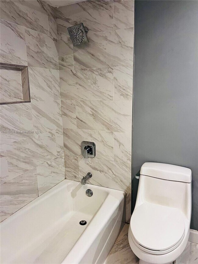 Building Photo - 1050 SE 15th St