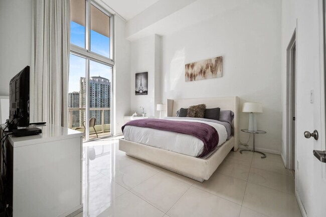 Building Photo - 485 Brickell Ave