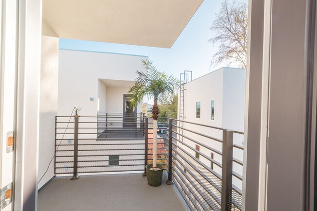 Building Photo - Two Bedroom Town Home-style Like Near NoHo...