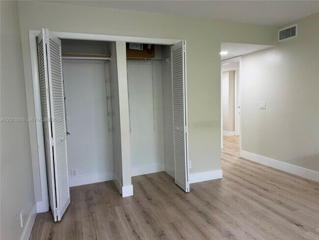 Building Photo - 491 Racquet Club Rd