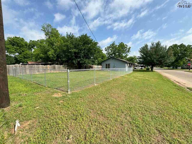 Building Photo - 1401 N 8th St