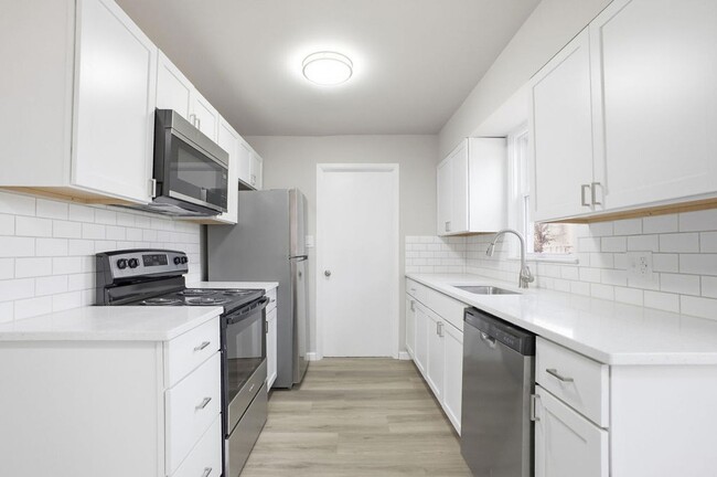 Building Photo - Updated 2 Bed, 1 Bath Home with Modern Finishes & Off-Street Parking