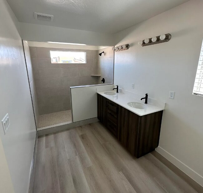 Building Photo - Beautiful, Modern 3 Bedroom Townhome!