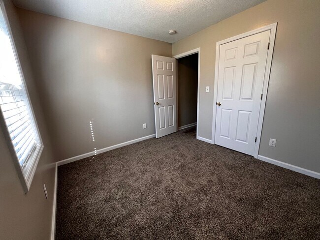 Building Photo - Lovely two bedroom two bath duplex in Hubert. NEW PAINT & NEW FLOORING THROUGHOUT. Just minutes t...