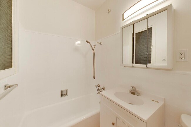 Building Photo - 565 Geary St