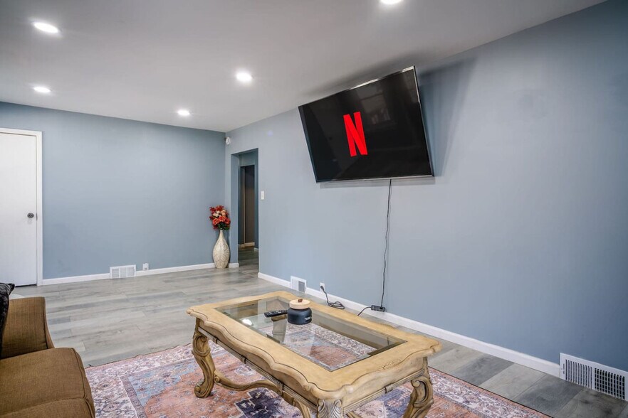 Building Photo - 176 Grand Ave