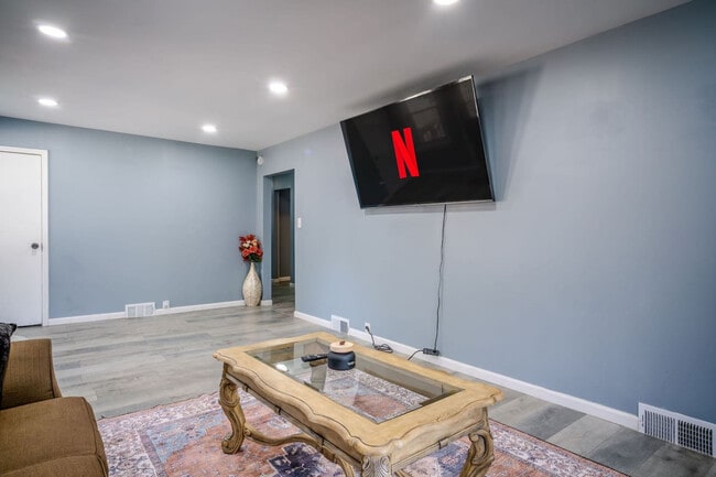 Building Photo - 176 Grand Ave