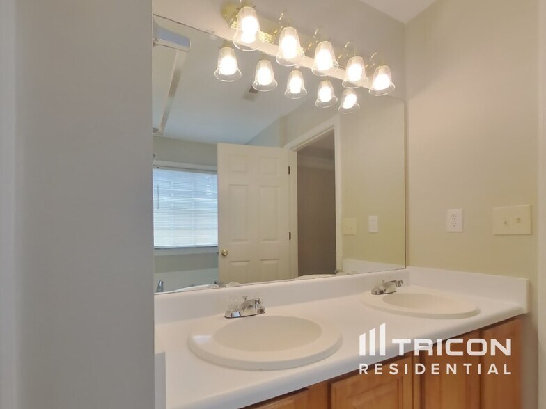 Building Photo - 3080 Kings Dr