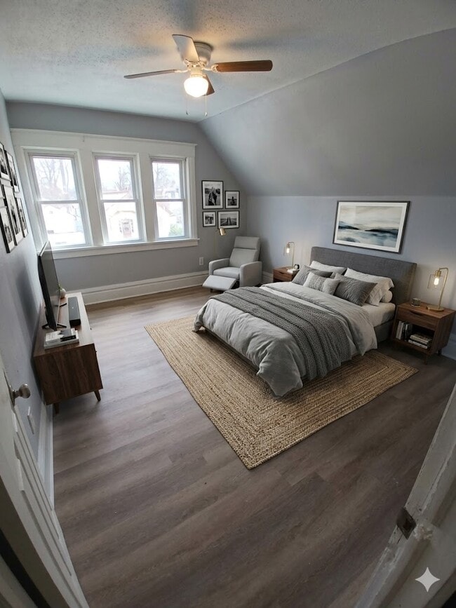 Building Photo - 730 E Hurlbut Ave