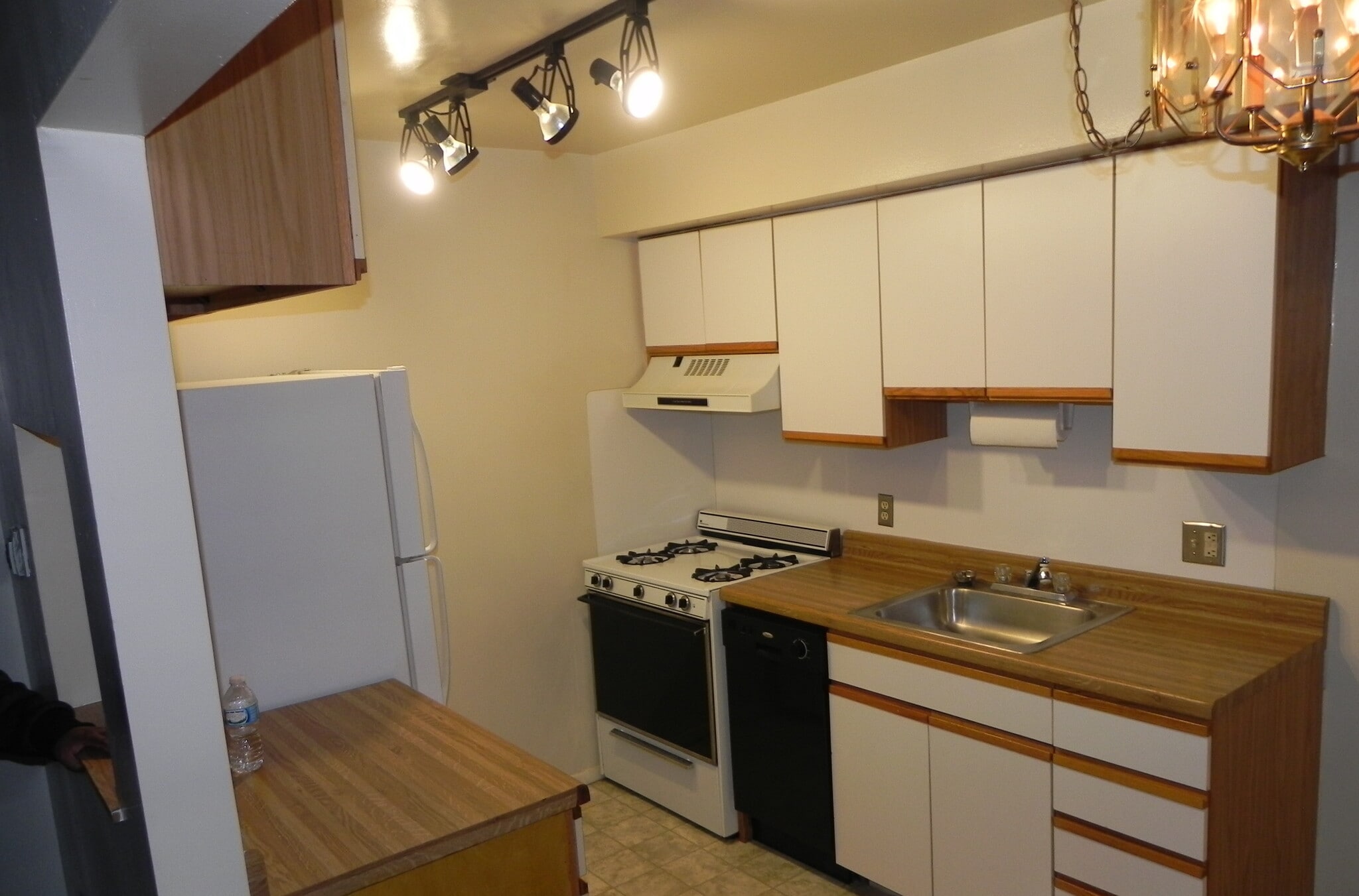 Building Photo - 125 Twin Oaks Dr