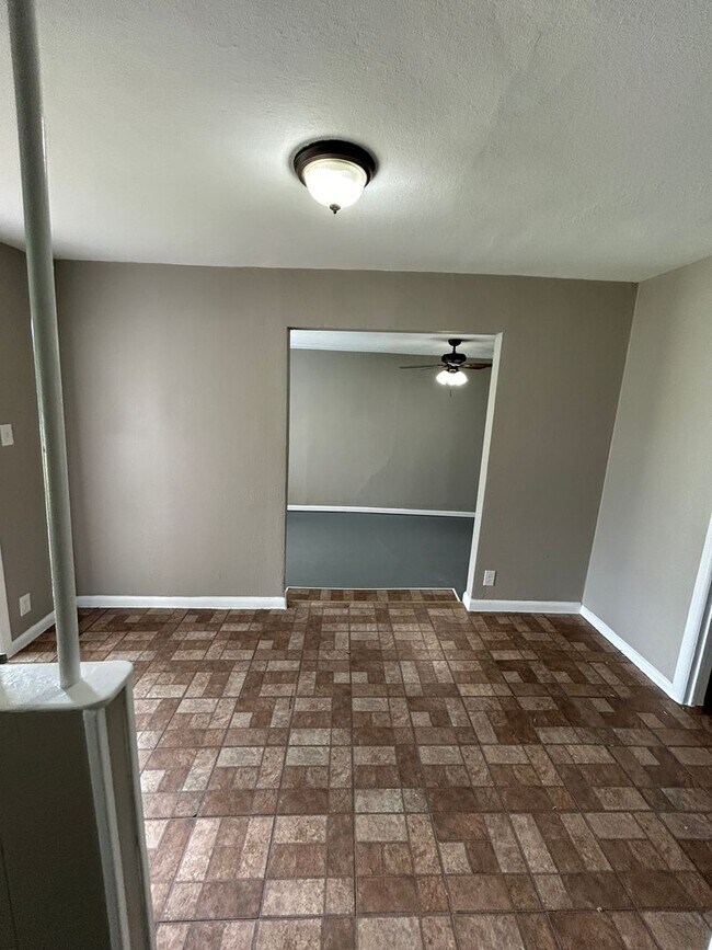 Building Photo - 805 Biggs Terrace